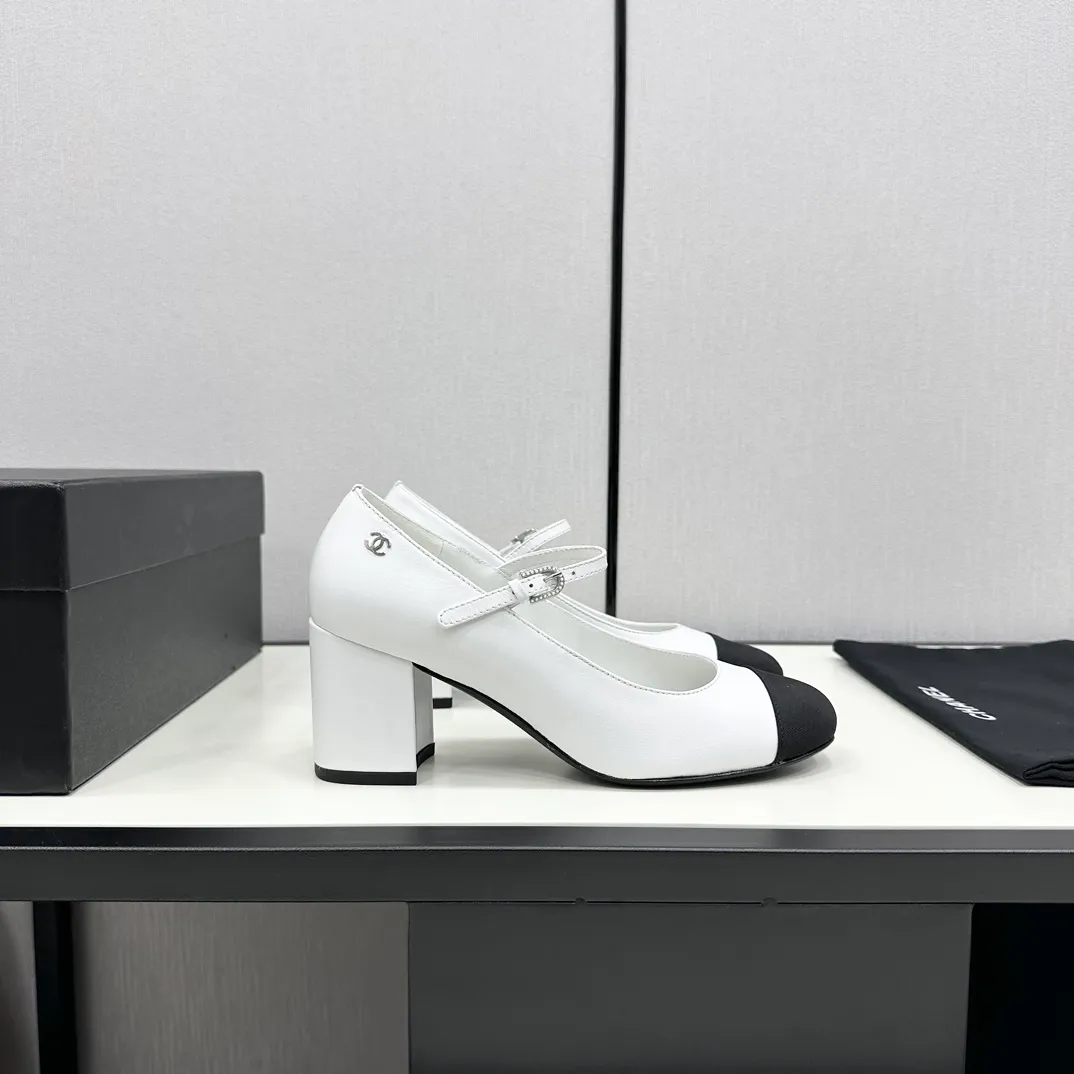 👟👟Ex-factory price 480👟👟 Xiaoxiang official website synchronizes the high version of CHANEL Chanel top Mary Jane____________, a must-have hot item for the fragrance family in spring and autumn, the goddess series, with the elegant and ladylike temperament of the fragrance family, super attractive, irresistible, and heart-warming... ▪️Imported sheepskin for the uppers ▪️Imported sheepskin for the inner feet (the same as the original) ▪️Original model open version, genuine leather outsole🇮🇹 ▪️Standard code 35-40 34 40 41 customized (non-returnable)